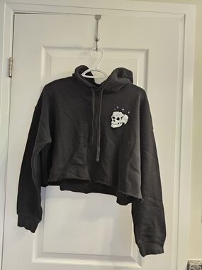 Cropped Black Hoodie with Skull Graphic